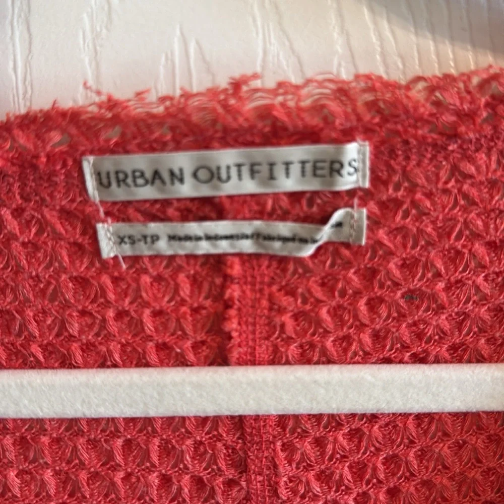 Urban Outfitters Waffle Knit V-Neck Lightweight Sweater / Cropped Long Sleeve